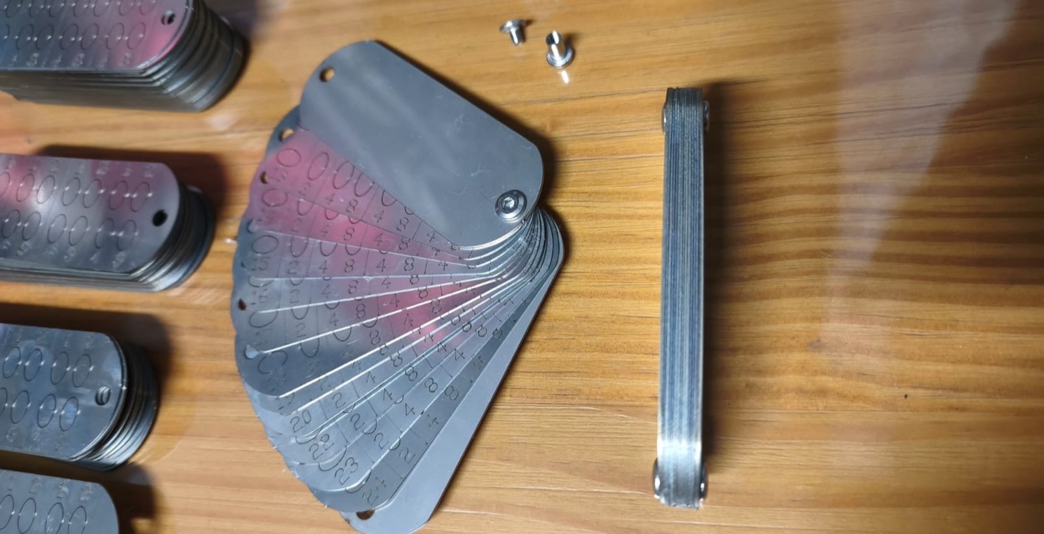 Placas INOXKEY abertas em leque mostrando a numeração de posição