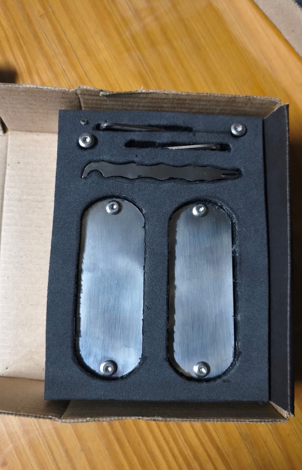 Dois módulos INOXKEY fechados, com capas externas lisas, acomodados no berço de espuma
