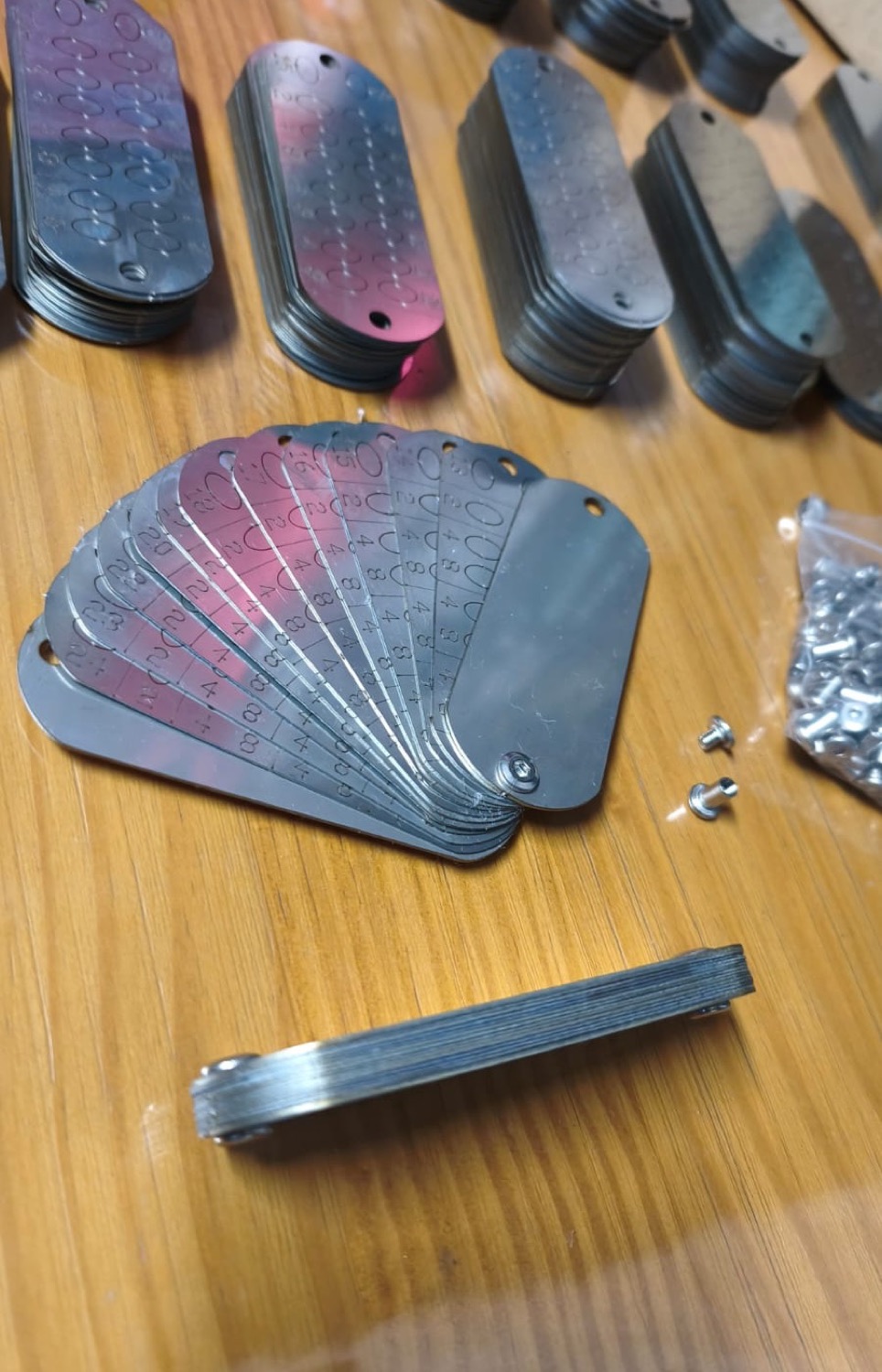 Pilhas de placas INOXKEY em aço inox 316L durante a produção